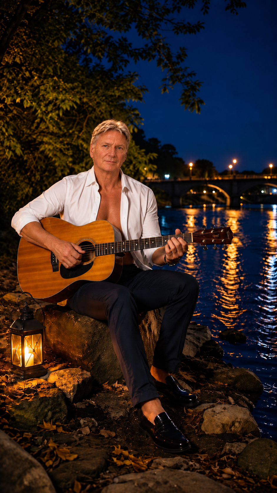 Anders Party spiller akustisk gitar ved vannet